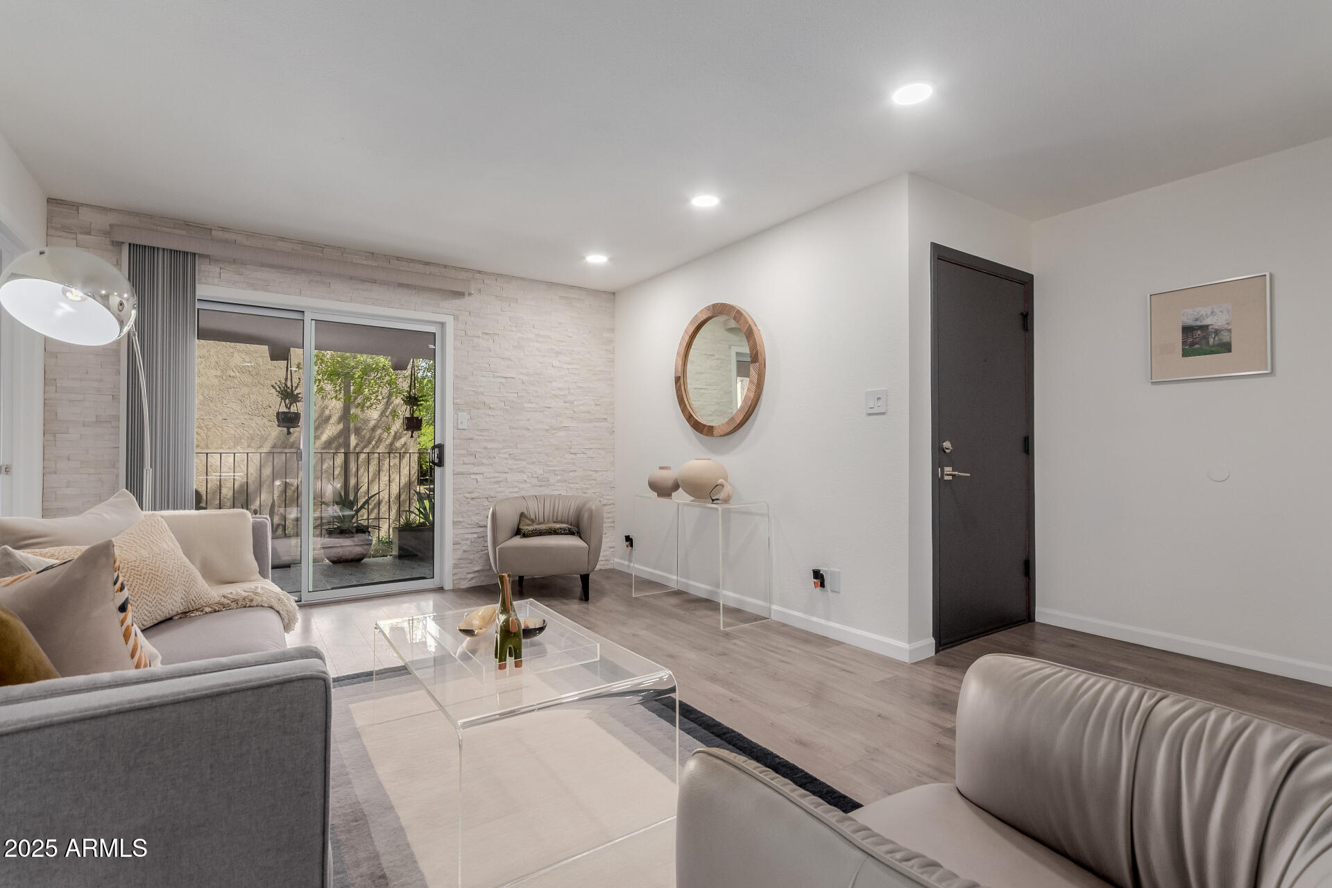 5525 East Thomas Road, Unit M12 Phoenix, AZ 85018 - Photo 11 of 42 Living room