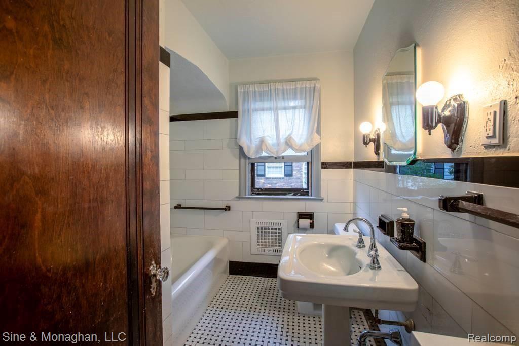 205 Merriweather Road Grosse Pointe Farms, MI 48236 - Photo 21 of 36