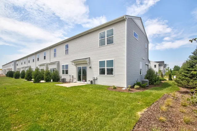 $444,010 | 401 Comstock Road, South Elgin, IL 60177