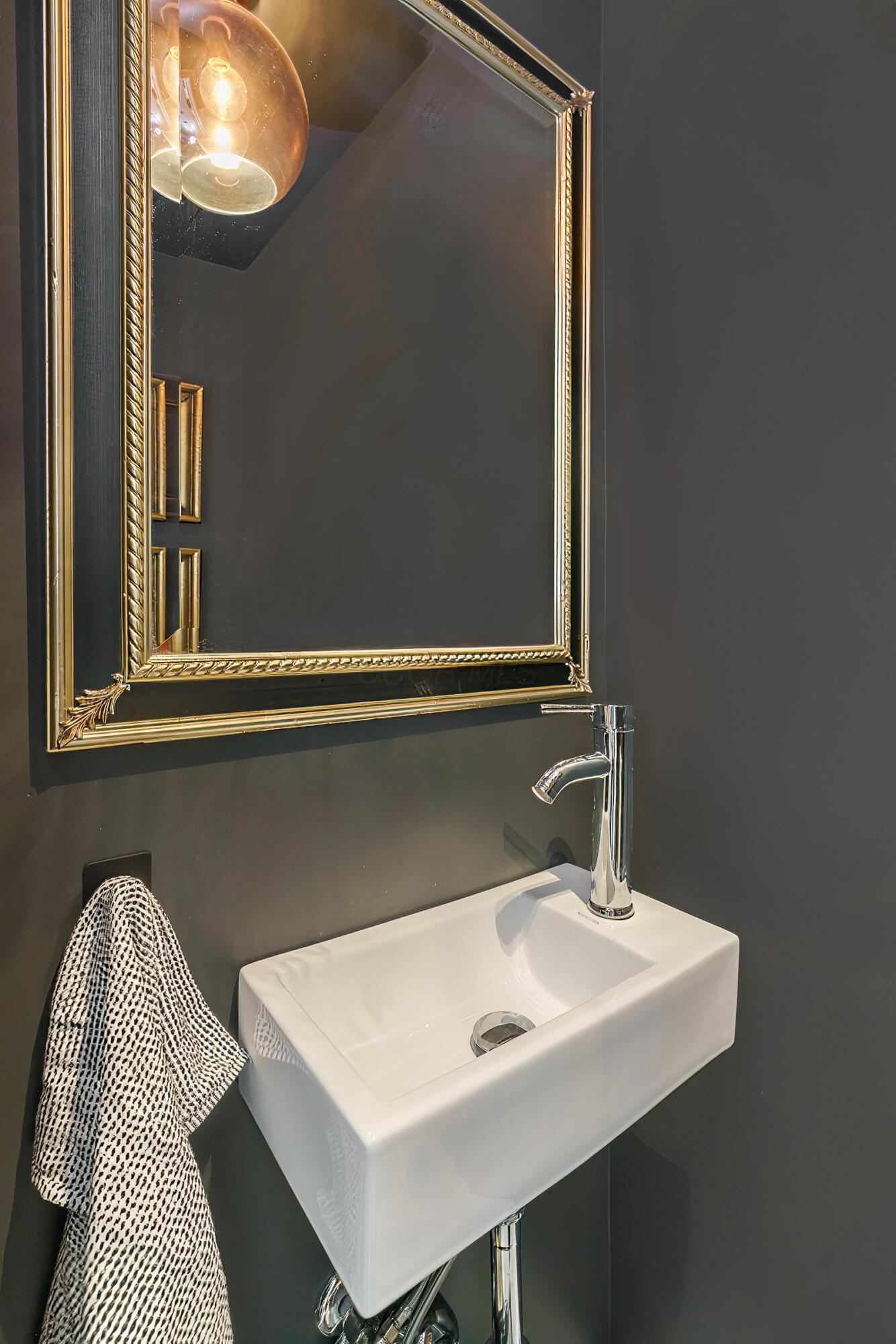 421 Richards Road Columbus, OH 43214 - Photo 24 of 38 Family room with powder room