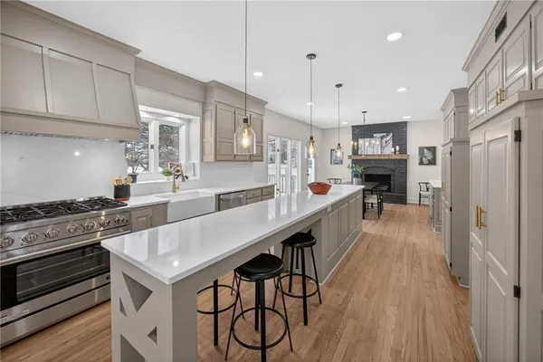 $1,199,900 | 4912 West 114th Street, Leawood, KS 66211