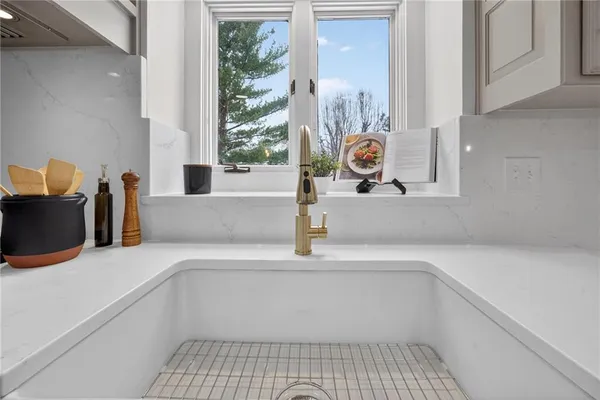 $1,199,900 | 4912 West 114th Street, Leawood, KS 66211