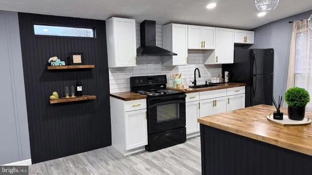 a view of a hallway with wooden floor and closet