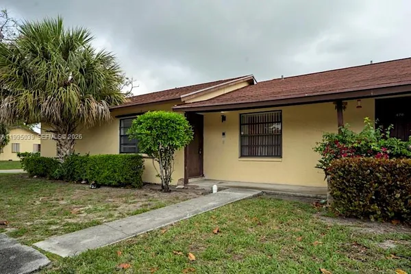 $1,800 | 472 Glenwood Drive, Unit 472, West Palm Beach, FL 33415