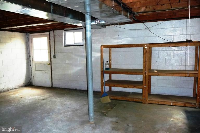 117 Spring Street Gaithersburg, MD 20877 - Photo 2 of 23 a view of entryway