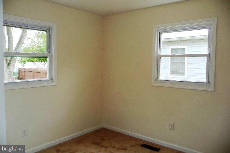 117 Spring Street Gaithersburg, MD 20877 - Photo 12 of 23 an empty room with a window