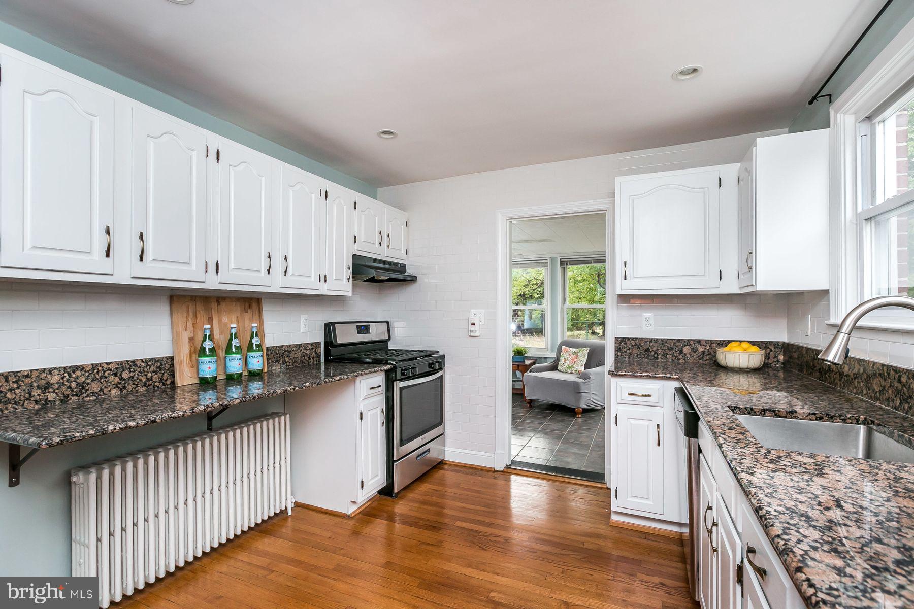 816 Warwick Road Baltimore, MD 21229 - Photo 13 of 44 Updated kitchen w/granite & SS appliances