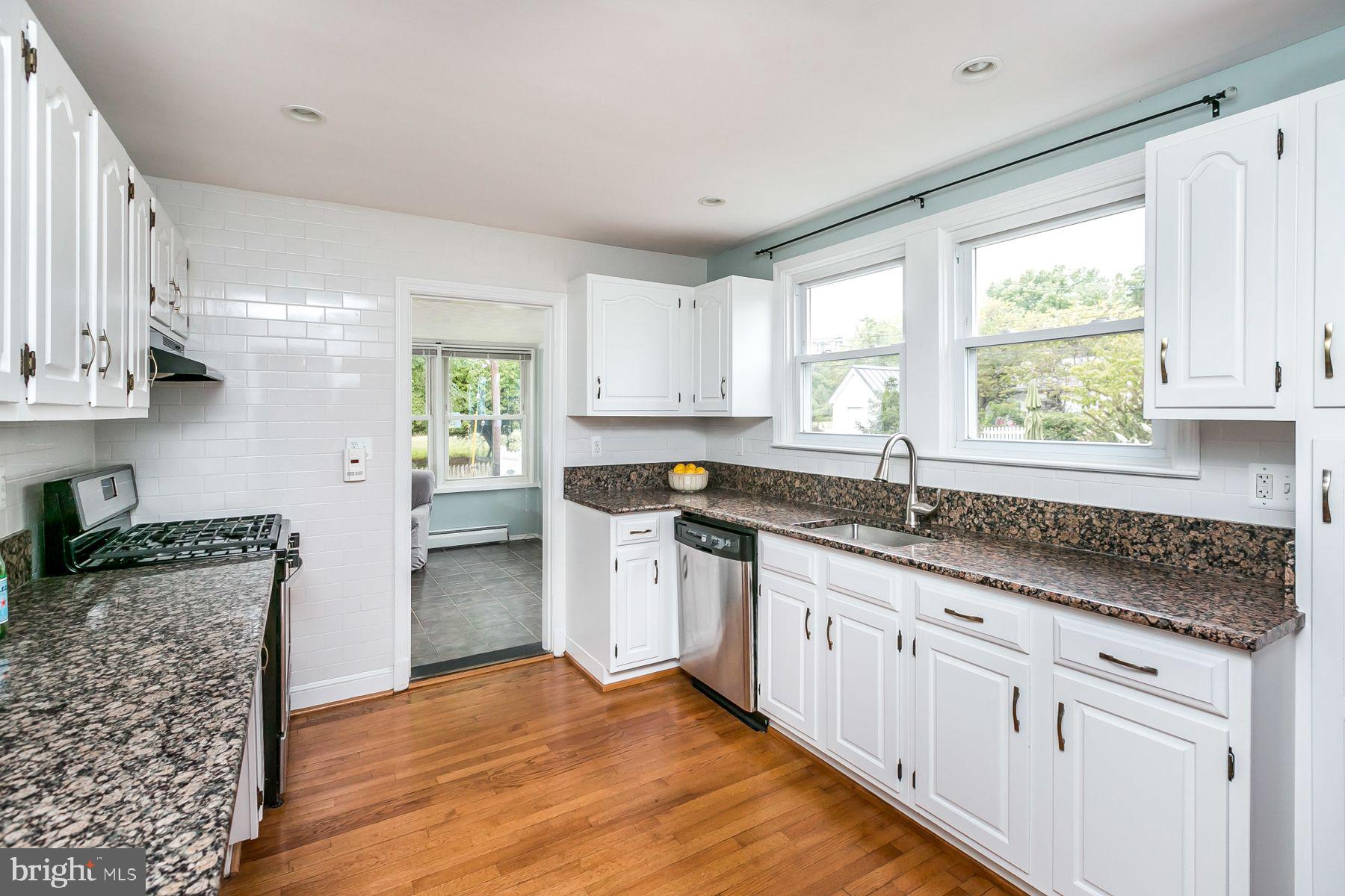 816 Warwick Road Baltimore, MD 21229 - Photo 14 of 44 Updated kitchen w/granite & SS appliances
