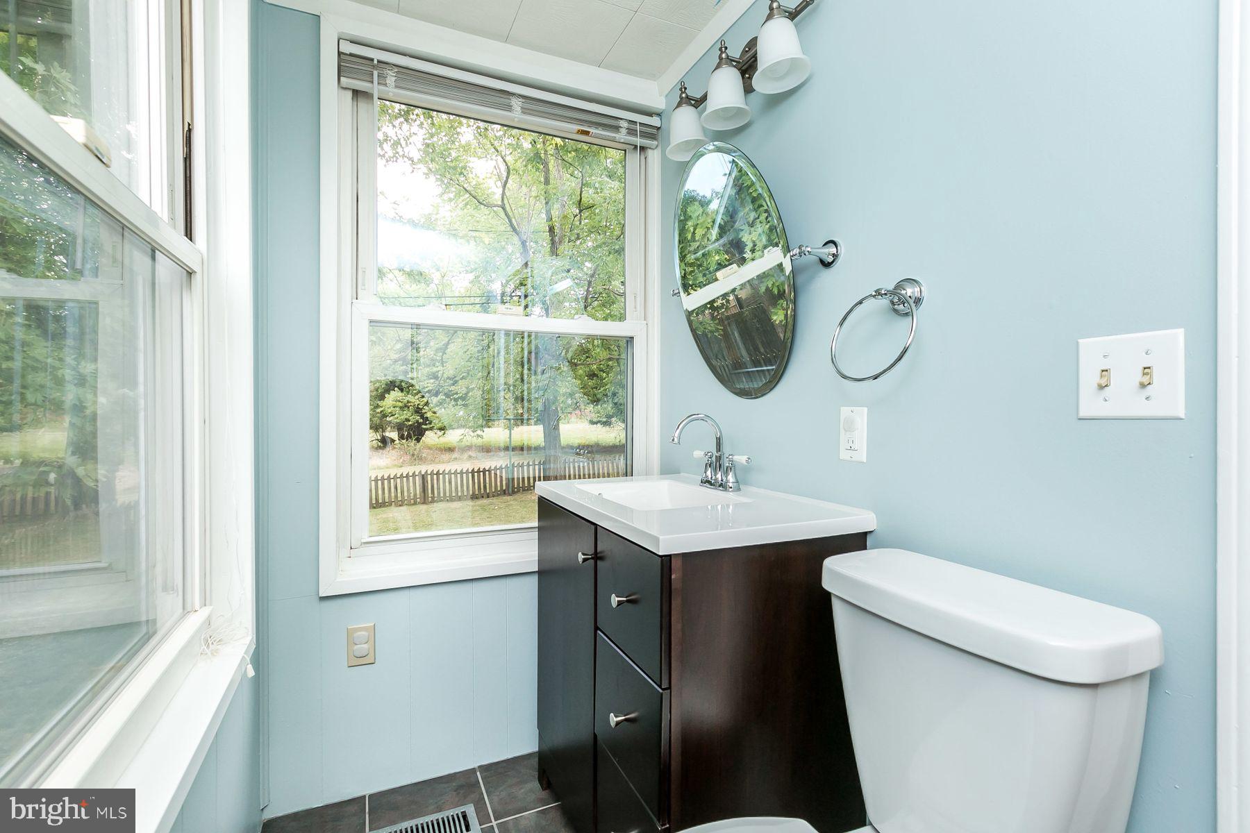 816 Warwick Road Baltimore, MD 21229 - Photo 18 of 44 Full bath on main level