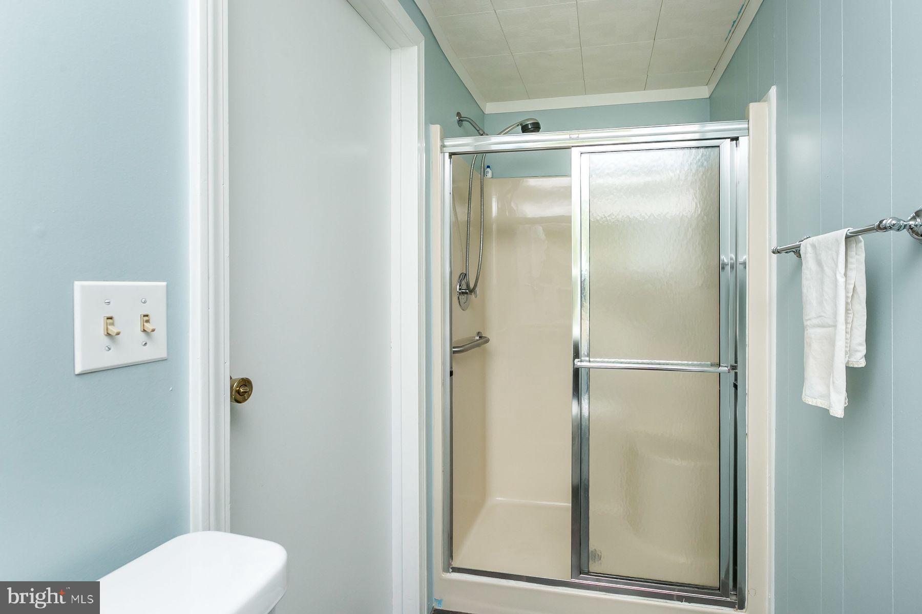 816 Warwick Road Baltimore, MD 21229 - Photo 20 of 44 Full bath on main level