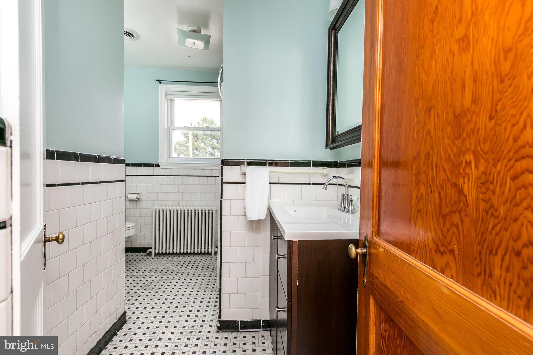 816 Warwick Road Baltimore, MD 21229 - Photo 29 of 44 Full upstairs bath