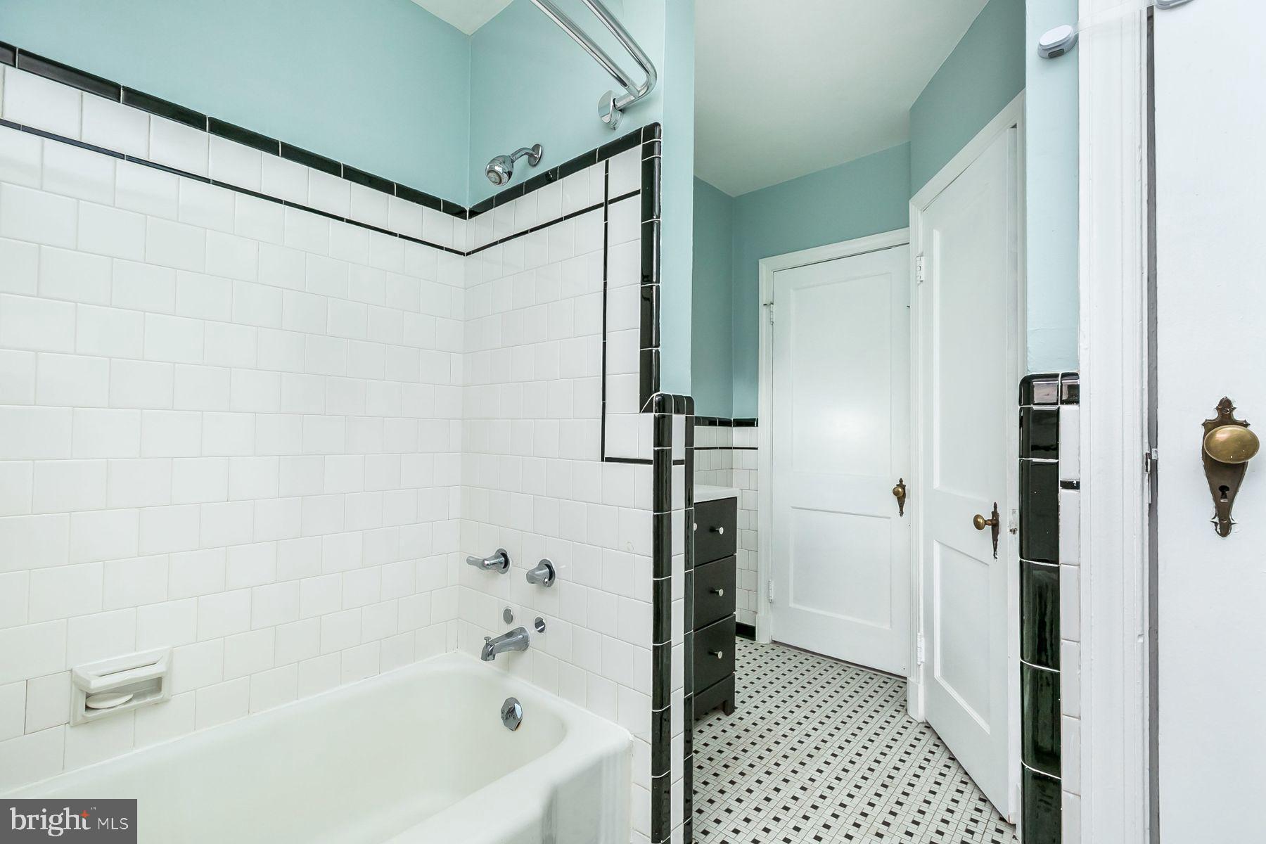 816 Warwick Road Baltimore, MD 21229 - Photo 31 of 44 Full upstairs bath