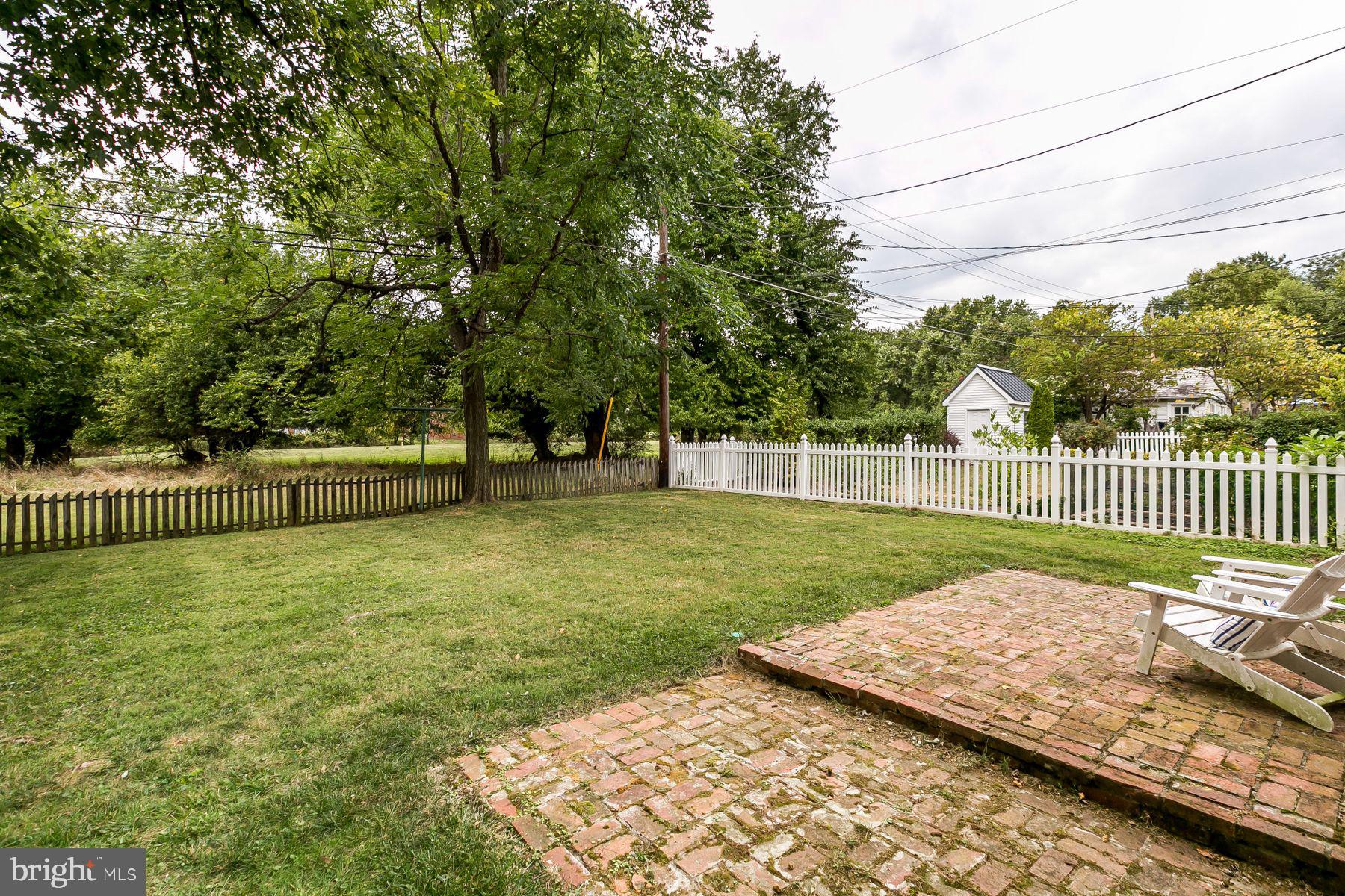 816 Warwick Road Baltimore, MD 21229 - Photo 6 of 44 Flat backyard backing to green space
