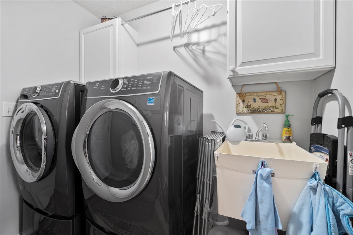 3205 Stonebridge Drive Bloomington, IL 61704 - Photo 17 of 37 a utility room with dryer and washer