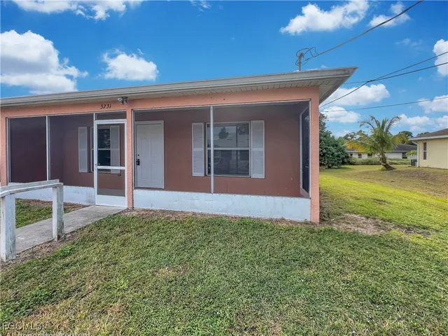 a view of a house with backyard and porch