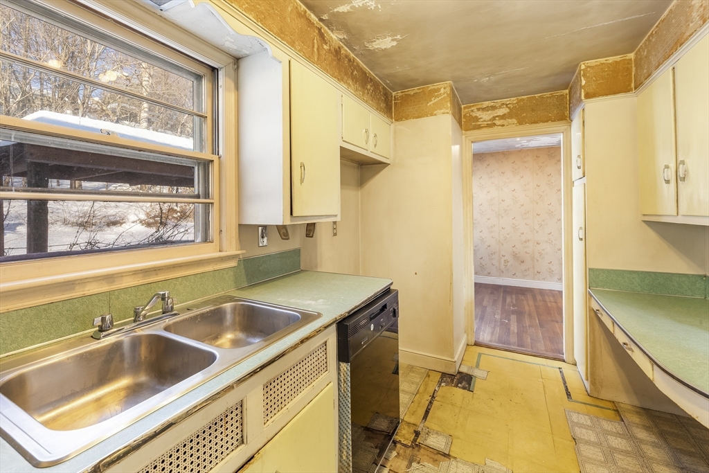 432 Mower Street Worcester, MA 01602 - Photo 7 of 16 a bathroom with a sink double vanity and a bathtub