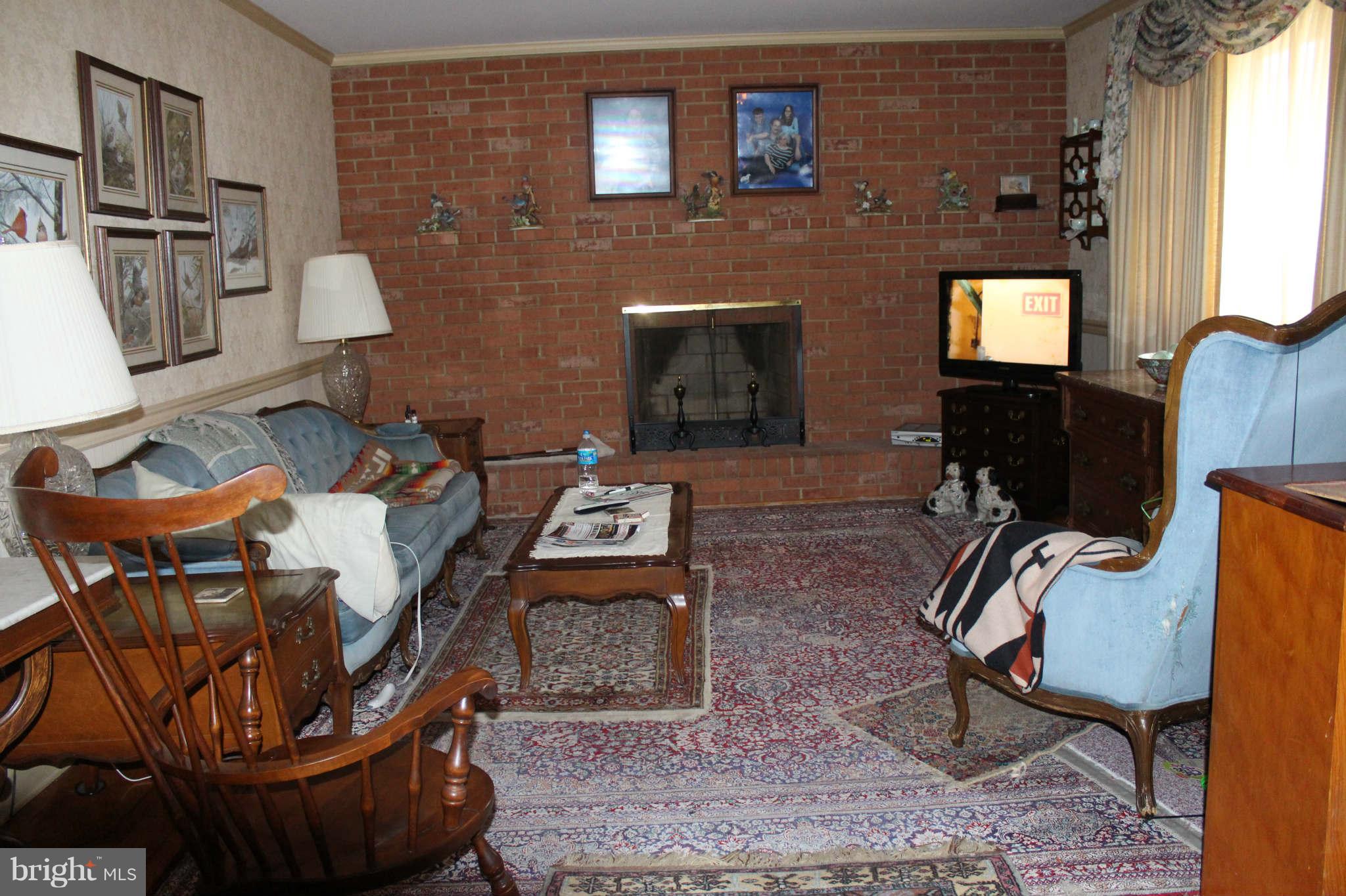 209 Ridge Road Winchester, VA 22602 - Photo 3 of 26 Living Room