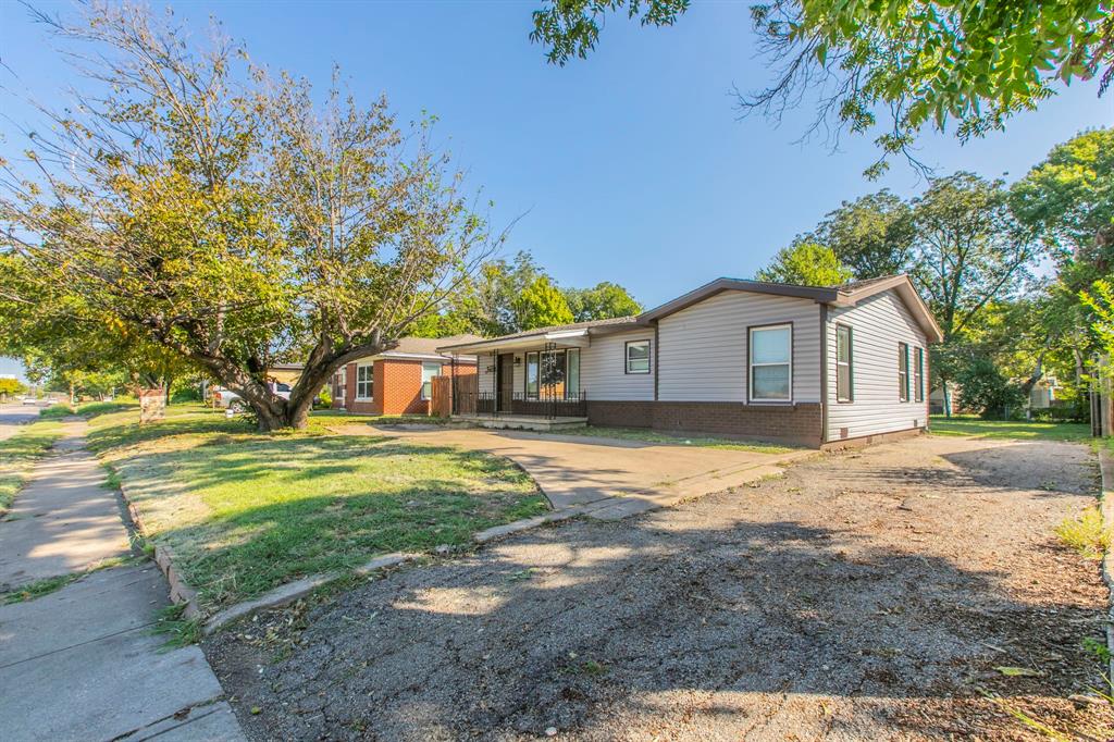 1029 North New Road Waco, TX 76710 - Photo 26 of 26 a front view of a house with a garden