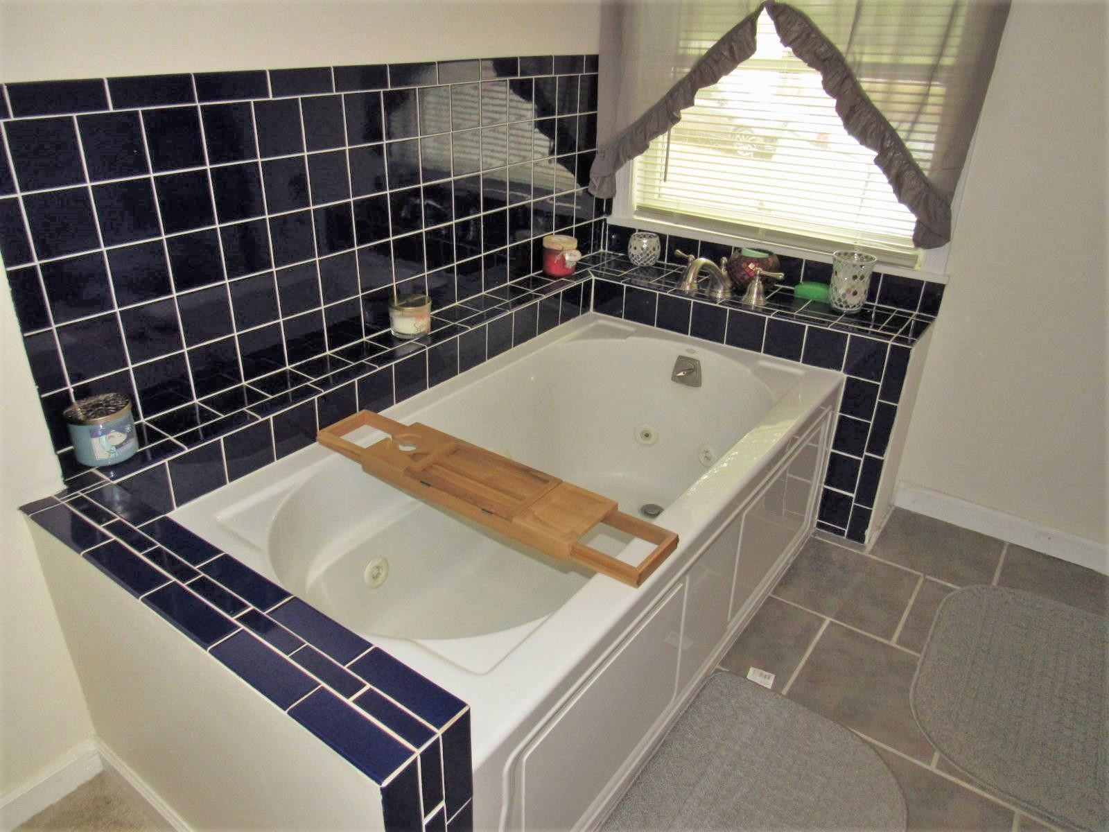 306 Waters Edge Loop Henderson, NC 27537 - Photo 23 of 35 a bathroom with a tub