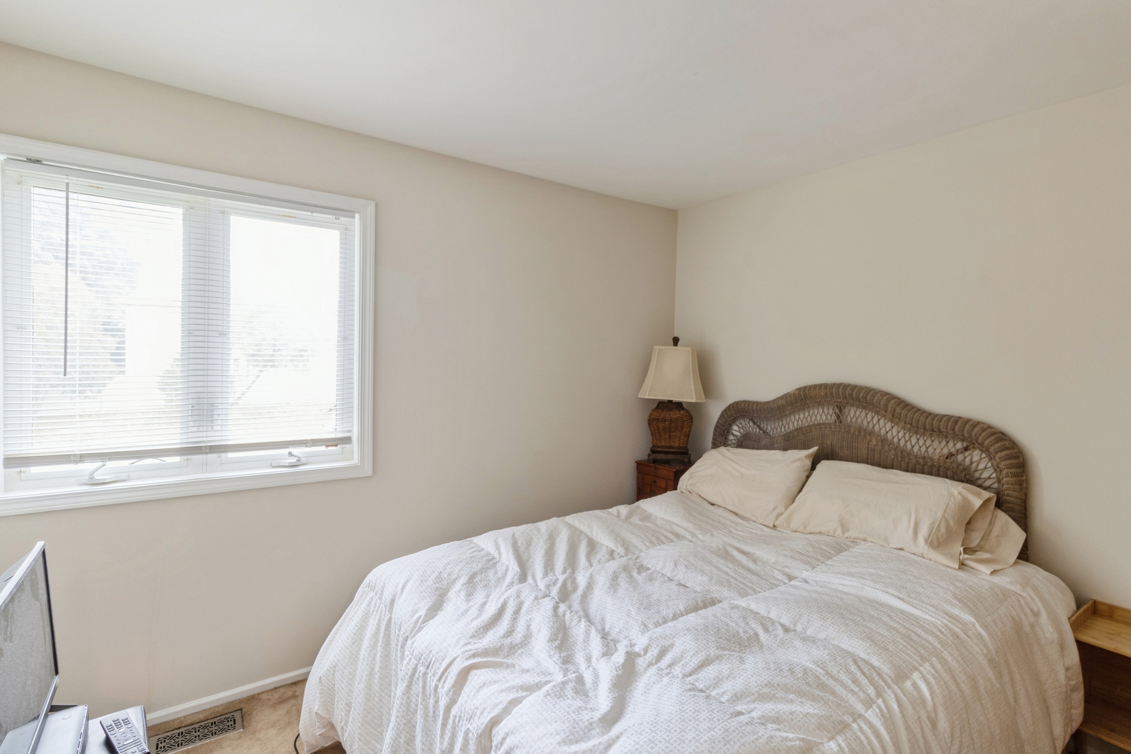 258 Inverrary Lane Deerfield, IL 60015 - Photo 6 of 13 a bedroom with a bed and a window