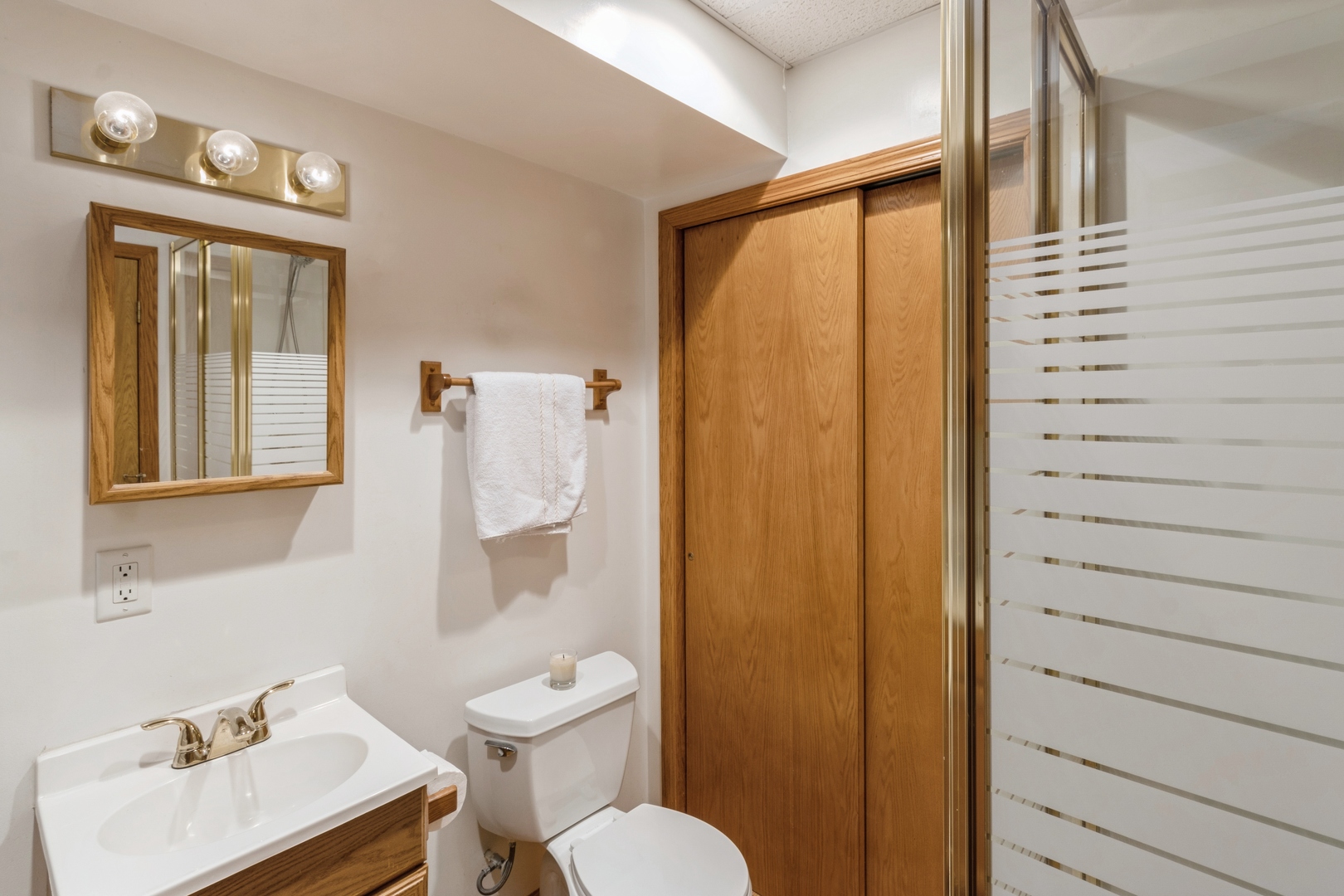 258 Inverrary Lane Deerfield, IL 60015 - Photo 10 of 13 a bathroom with a sink toilet and shower