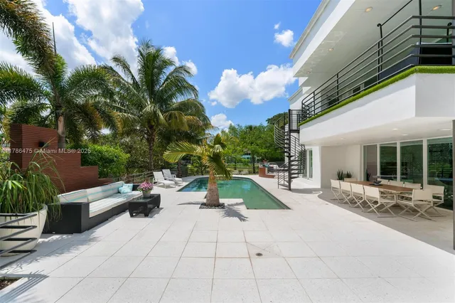 $2,750,000 | 8820 Southwest 104th Street, Miami, FL 33176