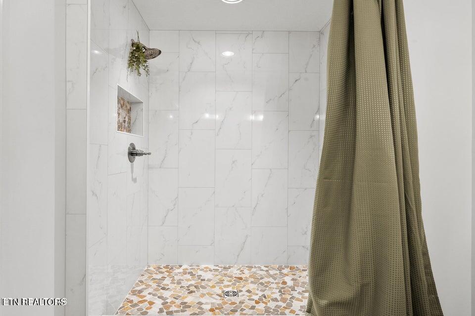 11749 Black Road Knoxville, TN 37932 - Photo 24 of 45 Primary Bathroom