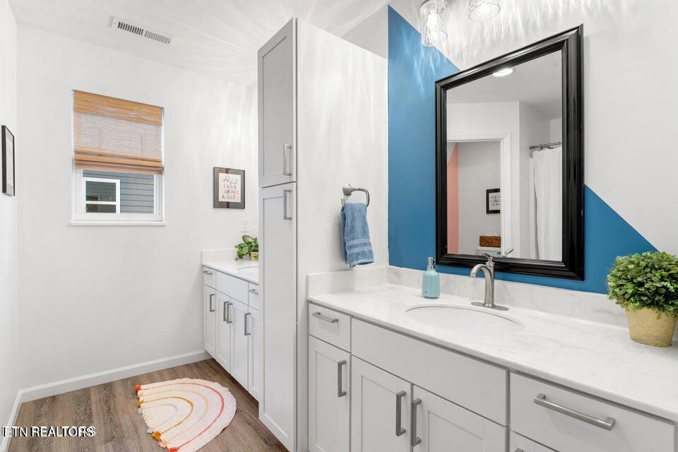 11749 Black Road Knoxville, TN 37932 - Photo 31 of 45 Upstairs Full Bathroom