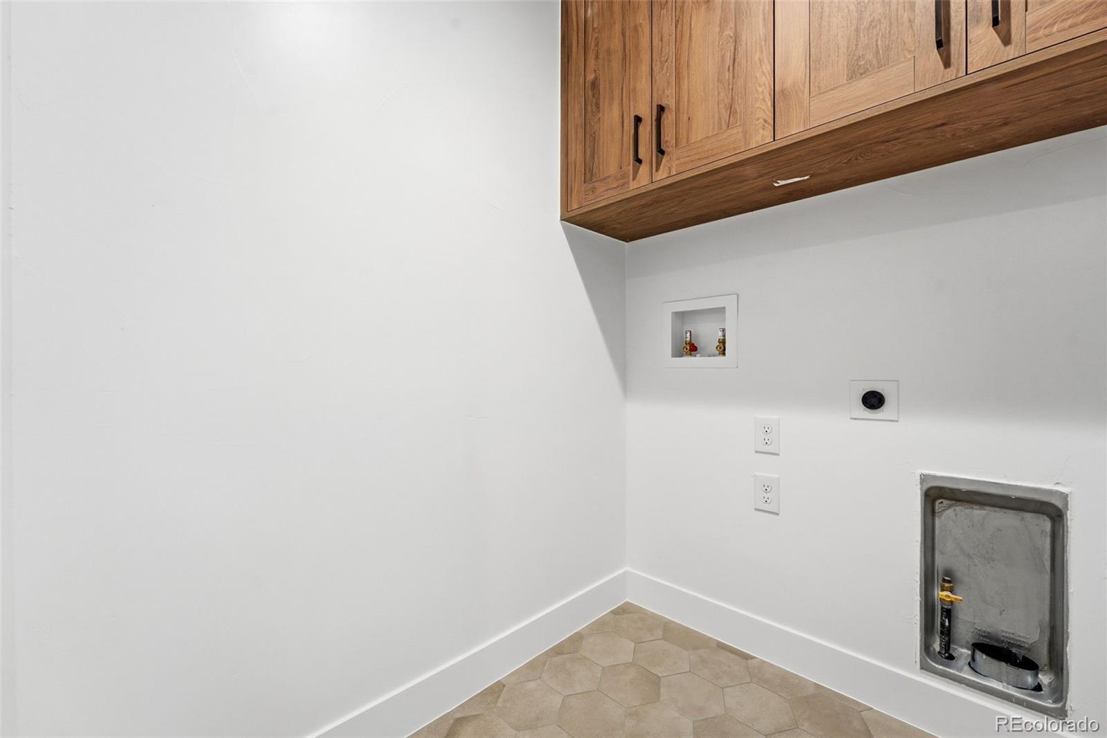 2186 South Sherman Street Denver, CO 80210 - Photo 37 of 44 a view of a hallway