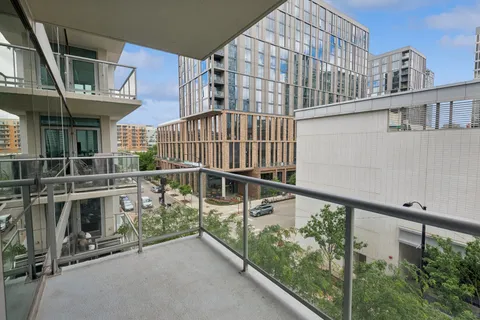 $349,500 | 123 South Green Street, Unit 402B, Chicago, IL 60607