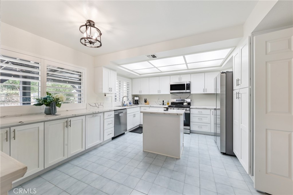 20448 Arminta Street Winnetka, CA 91306 - Photo 11 of 23