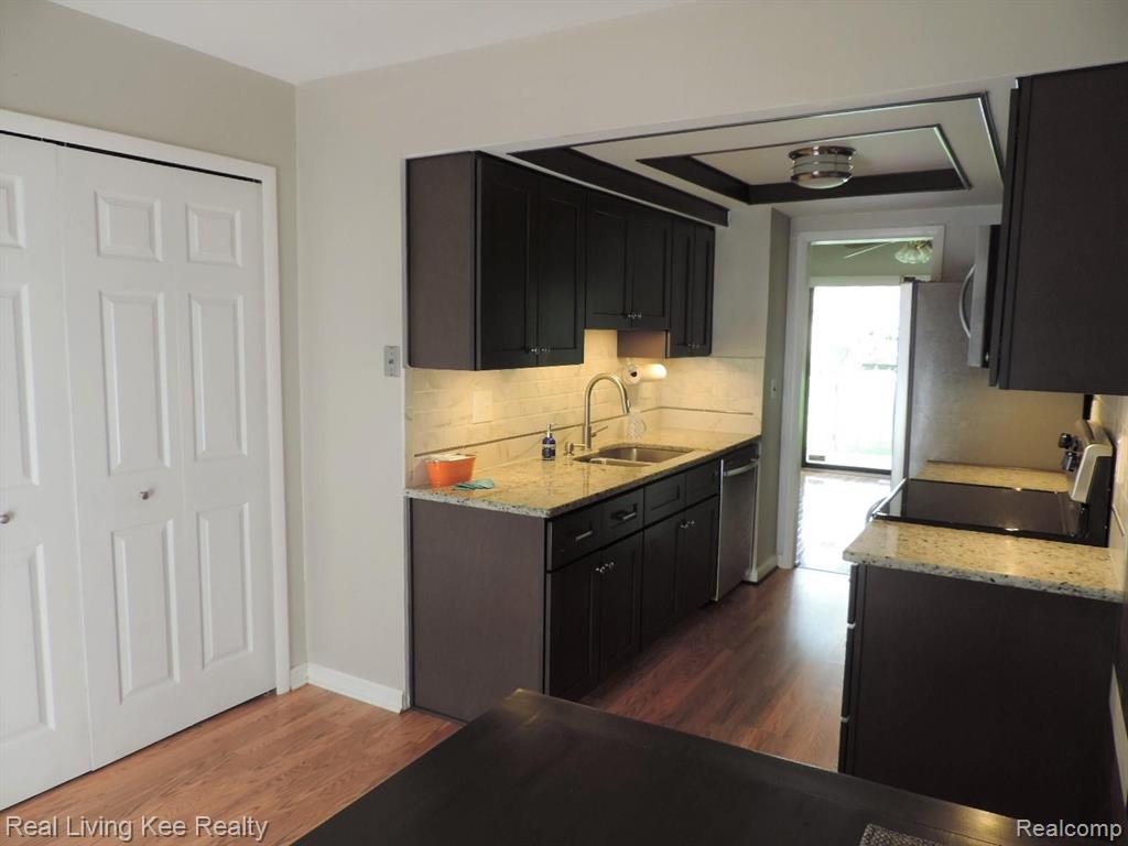 1422 Oakbrook Rochester Hills Rochester, MI 48307 - Photo 9 of 33