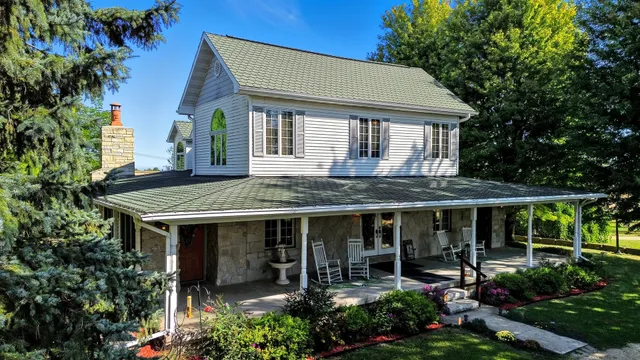 a view of a house with a yard