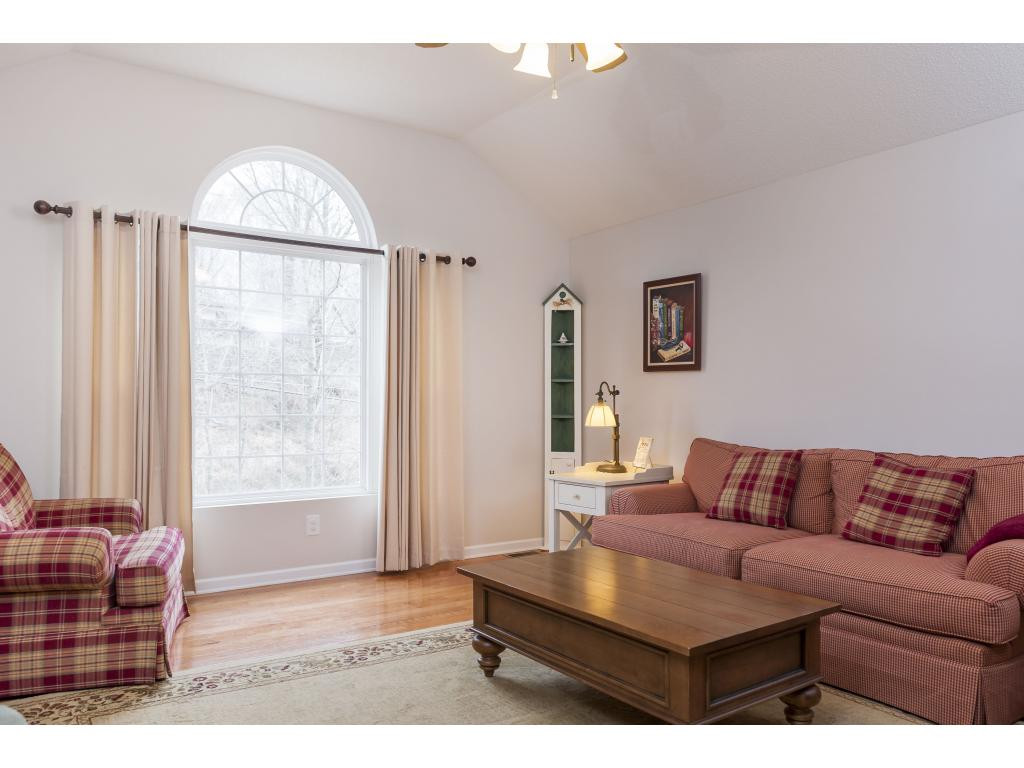 1003 Cherokee Road Johnson City, TN 37604 - Photo 4 of 24 Living Room