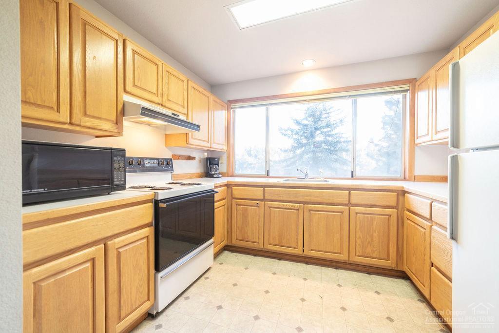 63367 O. B. Riley Road Bend, OR 97703 - Photo 19 of 24 Apartment full kitchen
