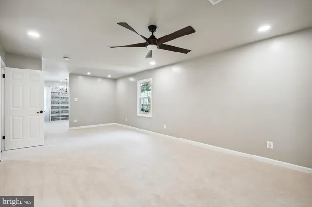 en empty room with ceiling fan