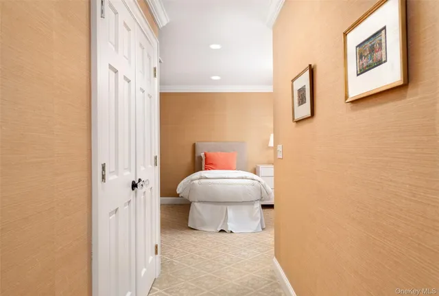 $3,250,000 | 8 Mountain Laurel Lane, Southampton, NY 11968