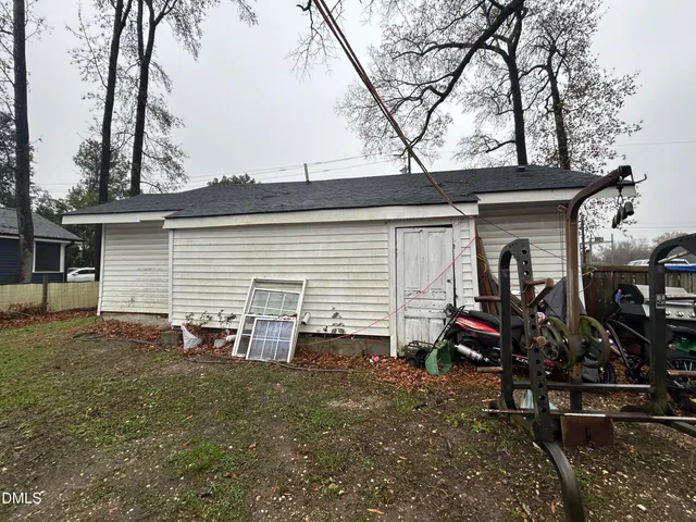 a view of a house with backyard