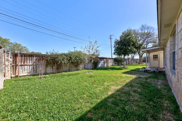 a view of a house with a backyard