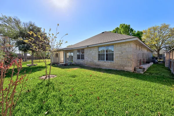 a view of a house with backyard