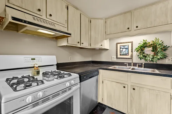 $110,000 | 25140 Potomac Drive, Unit 3, South Lyon, MI 48178