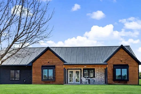 $575,000 | 1401 Devon Road, Burlington, WI 53105