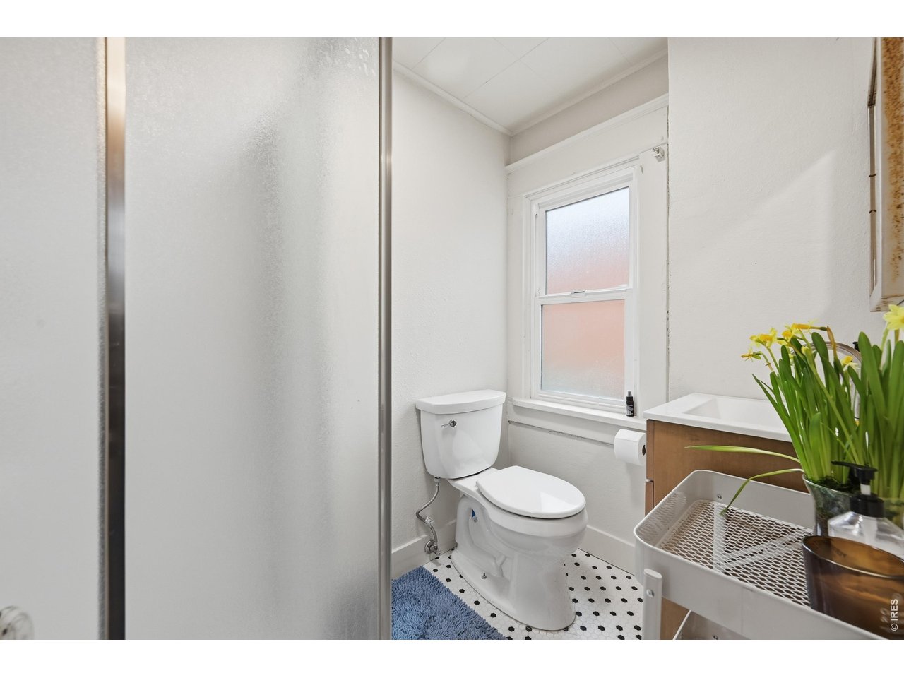 856 10th Street Boulder, CO 80302 - Photo 12 of 28 a bathroom with a toilet a sink and tub