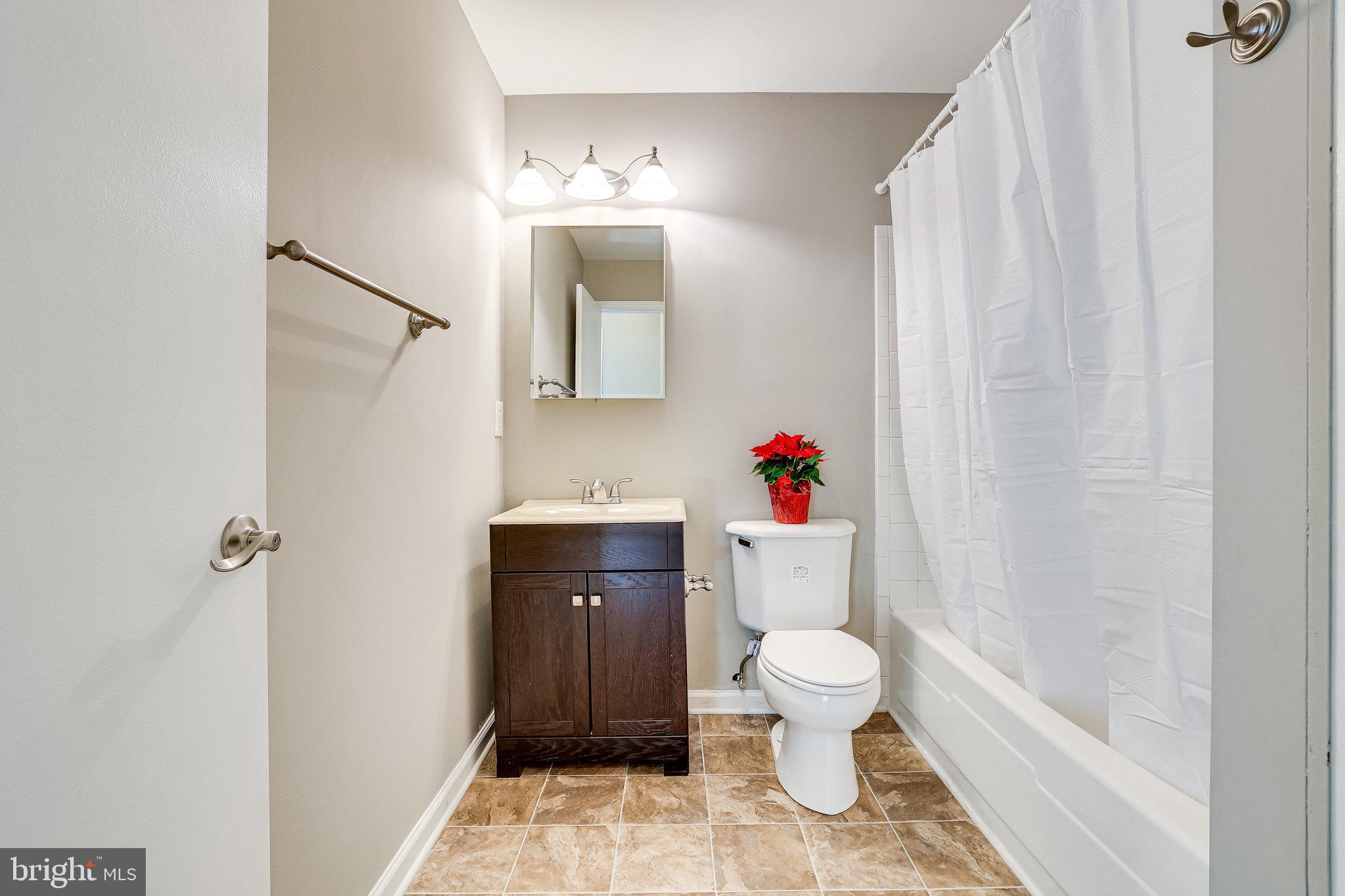 1501 East Beech Road Sterling, VA 20164 - Photo 24 of 41 Hall Bath (Upper Level)