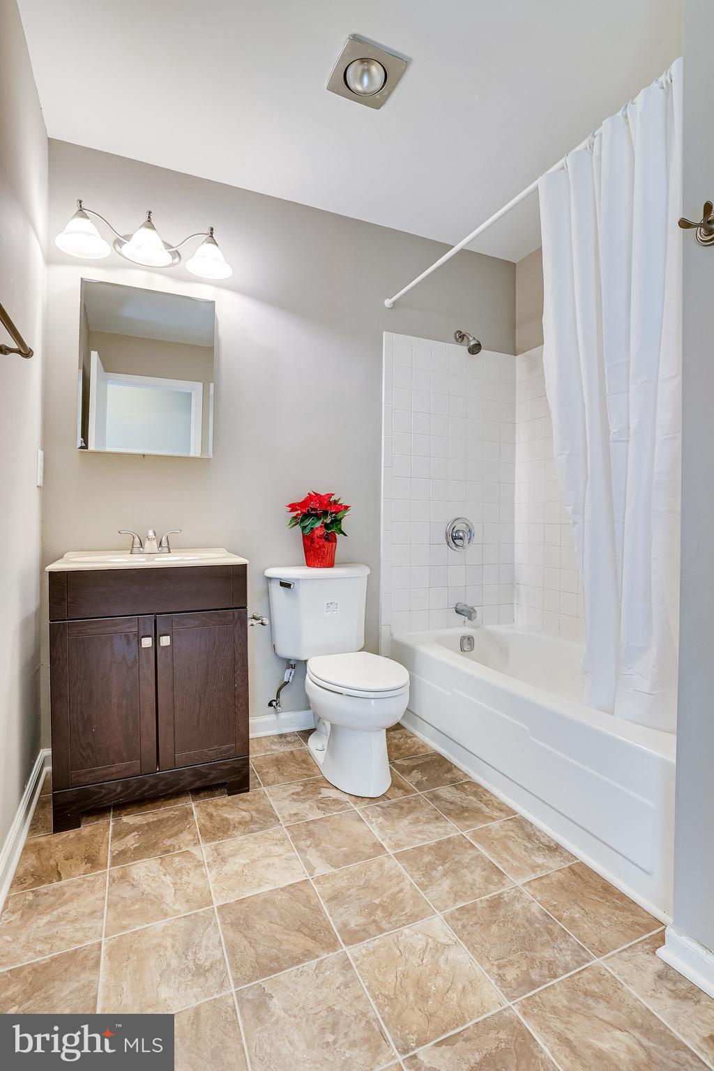 1501 East Beech Road Sterling, VA 20164 - Photo 25 of 41 Hall Bath (Upper Level)