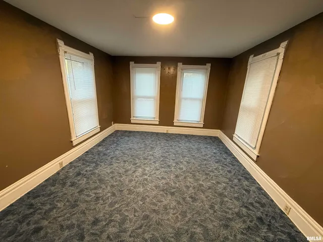 $999 | 2635 North Missouri Avenue, Peoria, IL 61603