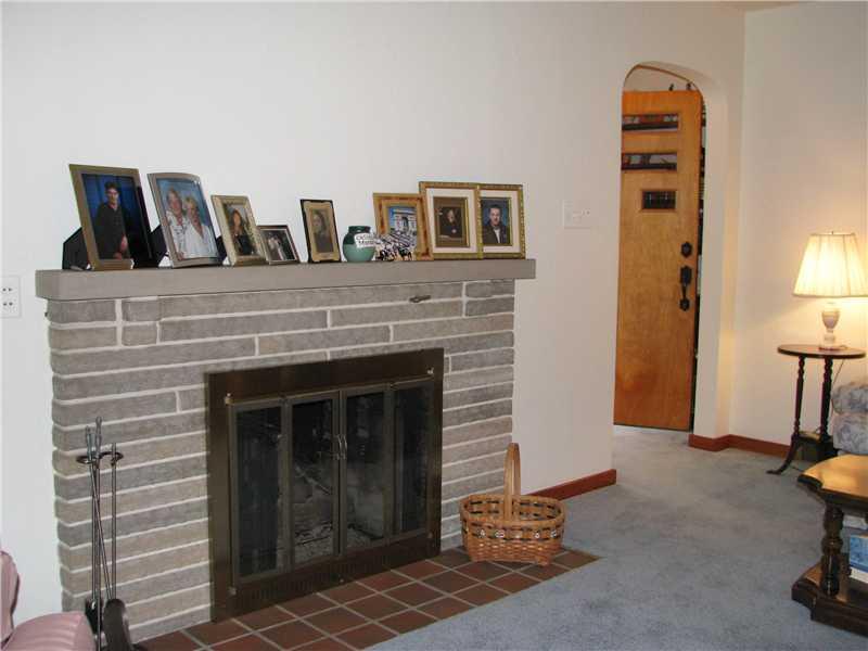 321 Brush Creek Road Irwin, PA 15642 - Photo 11 of 25 Living Room.
