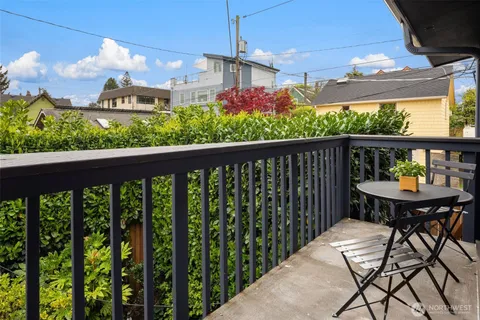 $284,000 | 1519 5th Avenue West, Unit 5, Seattle, WA 98119