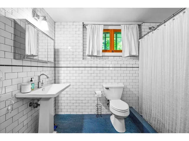 a view of entryway with a front door