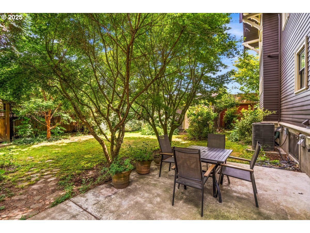 1844 Southeast 12th Avenue Portland, OR 97214 - Photo 42 of 48 a backyard with table and chairs